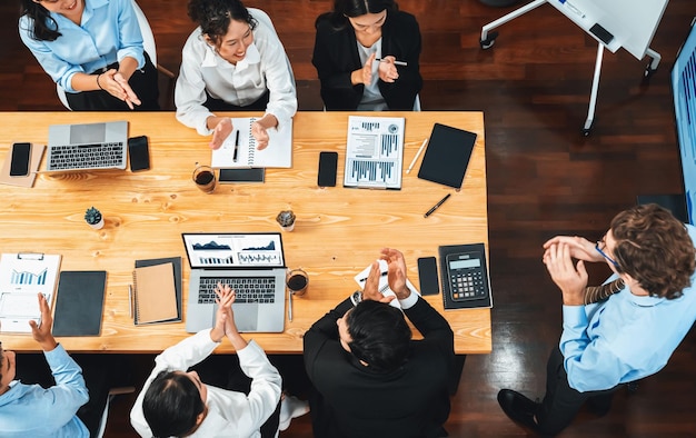 Visão superior do panorama grupo diversificado de analistas de negócios analisando papel de relatório de dados financeiros na mesa de reunião Gráfico e painel gráfico por análise de inteligência de negócios Meticuloso