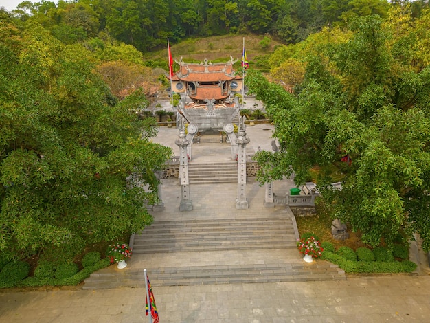 Visão superior do Templo do Rei Enforcado Província de Phu Tho Vietnã Lac Long Quan Templo do Templo dos Reis Enforcados local de relíquia histórica Den Hung na cidade de Viet Tri