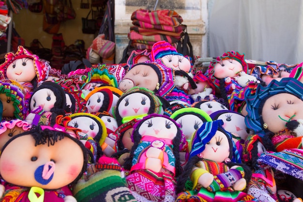 Foto visão tradicional do mercado de tarabuco, bolívia. fundo de bonecas de pano