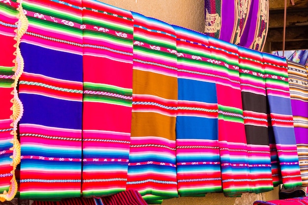 Foto visão tradicional do mercado de tarabuco, bolívia. fundo de cobertores coloridos