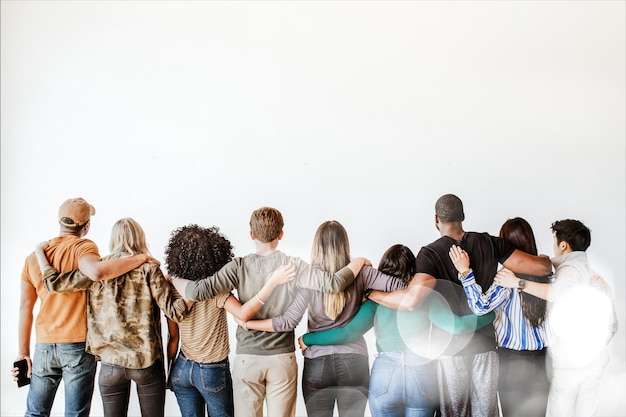Visão traseira de pessoas diversas abraçando-se