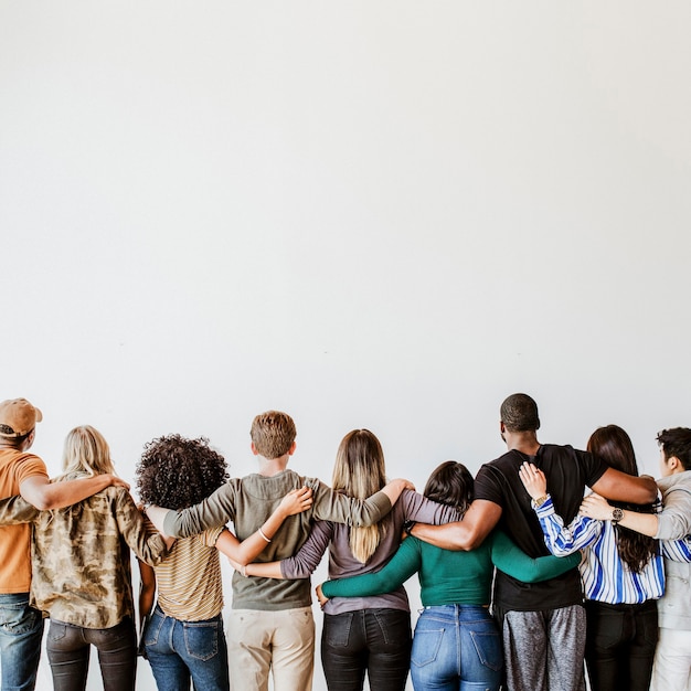 Visão traseira de pessoas diversas abraçando-se