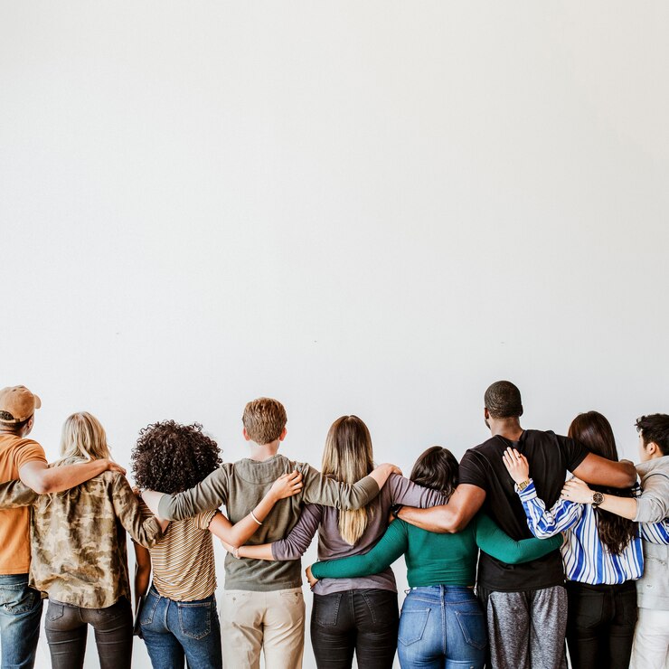 Foto visão traseira de pessoas diversas abraçando-se