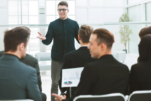 Visão traseira. equipe de negócios sentada em uma sala de conferências.