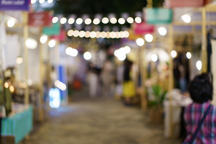 Foto visão turva abstrata do mercado noturno do corredor vazio do supermercado, fundo desfocado desfocado com luz de bokeh. conceito de mercado de comida de rua.