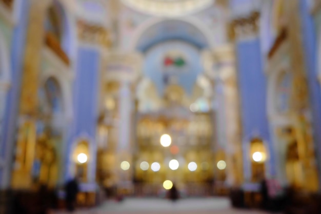Foto visão turva do belo interior da igreja
