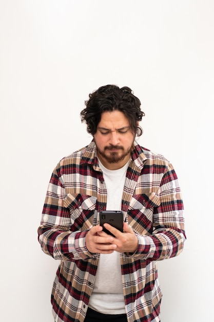 Visão vertical da pessoa preocupada enquanto olha para o celular em fundo branco