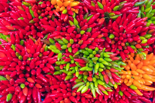 Visión abstracta de chiles a la venta en el mercado de Rialto en Venecia, Italia.