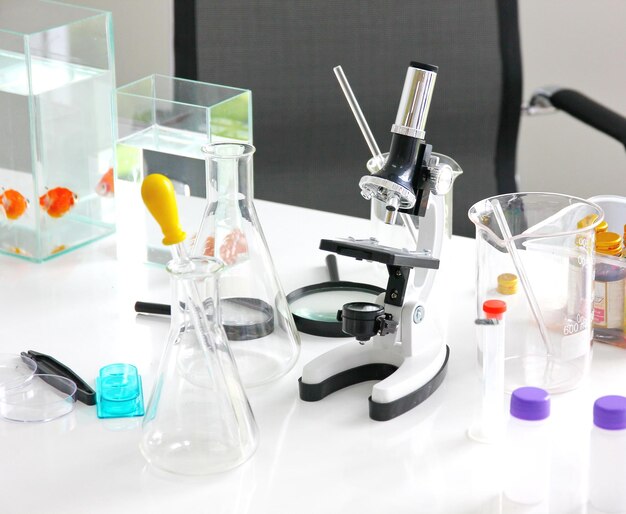 Visión en alto ángulo de los objetos en el laboratorio