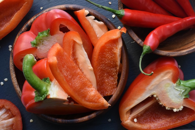 Visión en alto ángulo de verduras picadas