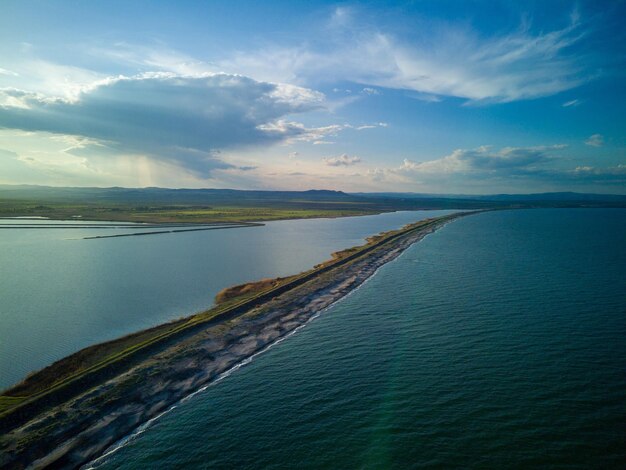 Visión desde una altura en la costa bañada por el cielo negro en Bulgaria