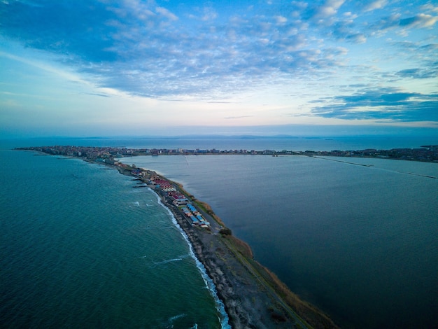 Visión desde una altura en la costa bañada por el cielo negro en Bulgaria