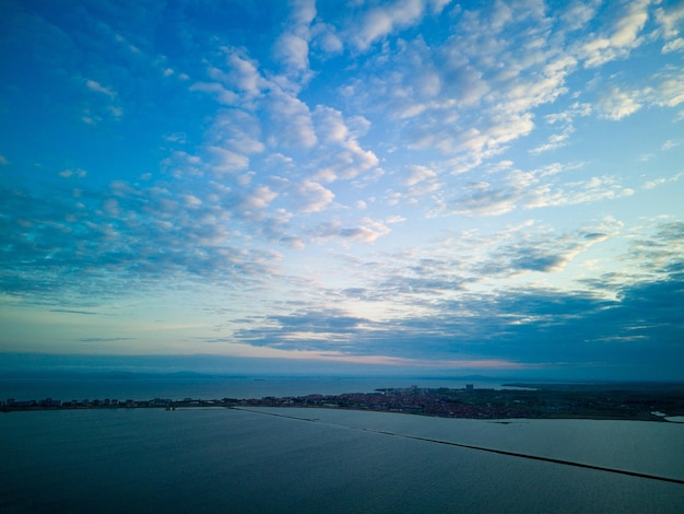 Visión desde una altura en la costa bañada por el cielo negro en Bulgaria