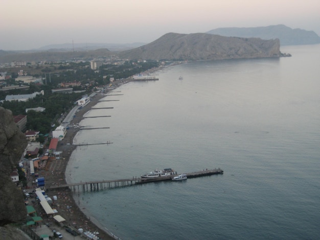 Visión desde la altura de la costa y del mar en Sudak