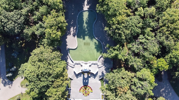 Visión desde una altura de la fuente en el parque de la ciudad de Kharkov