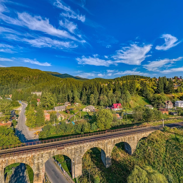 Foto visión desde una altura del viaducto del puente ferroviario en las montañas