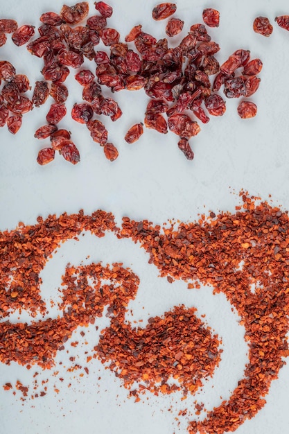 Foto visión en ángulo alto de los alimentos contra un fondo blanco