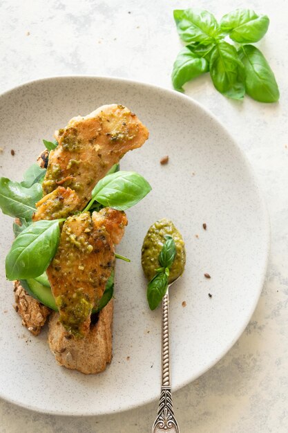 Foto visión en ángulo alto de los alimentos en el plato