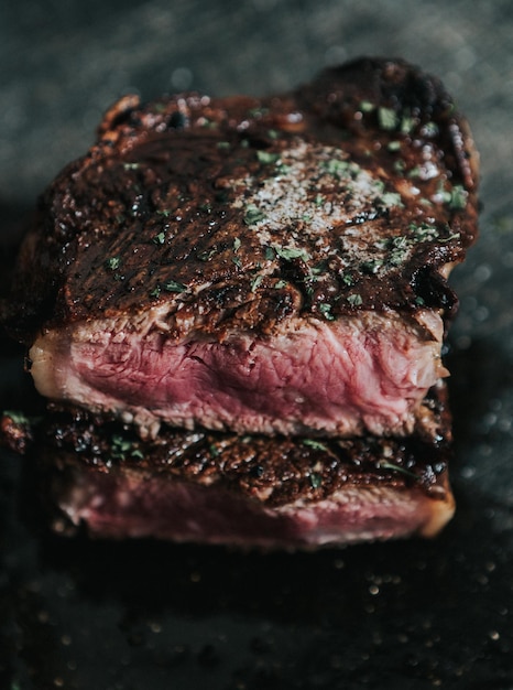 Visión en ángulo alto de la carne en la mesa