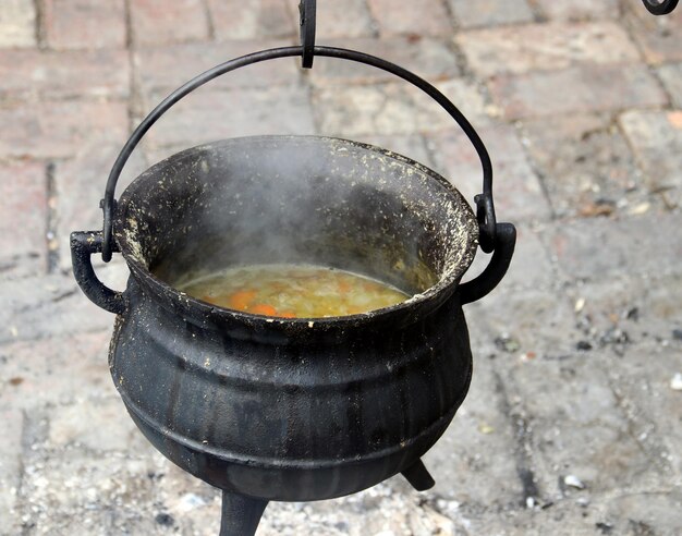 Visión en ángulo alto de la carne en el recipiente