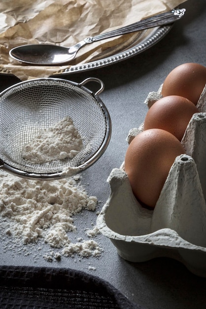 Visión en ángulo alto de los ingredientes en la mesa