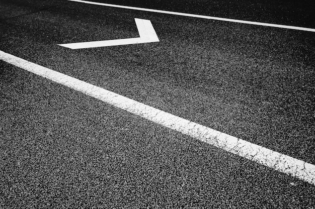 Visión en ángulo alto de la marcación en la carretera