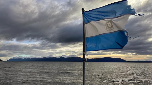 Foto visión de ángulo bajo de la bandera contra el cielo