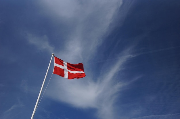 Foto visión de ángulo bajo de la bandera contra el cielo