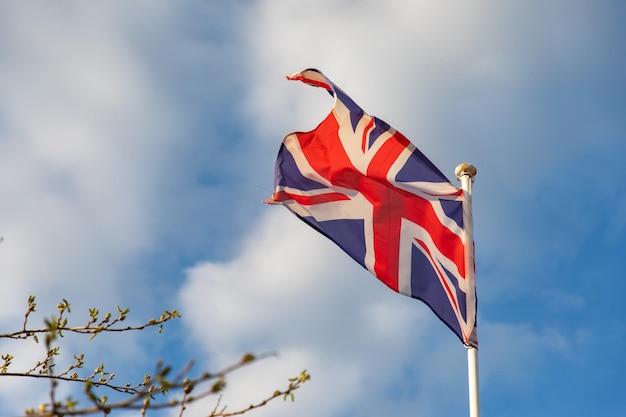 Foto visión de ángulo bajo de la bandera contra el cielo