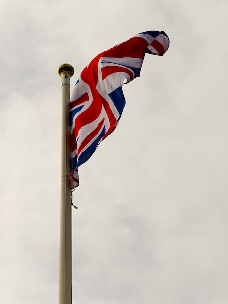 Visión de ángulo bajo de la bandera contra el cielo