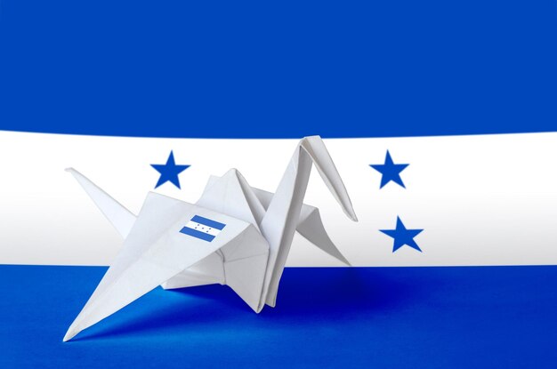 Visión de ángulo bajo de la bandera contra un fondo azul