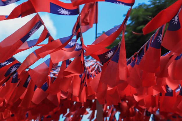 Foto visión en bajo ángulo de las banderas