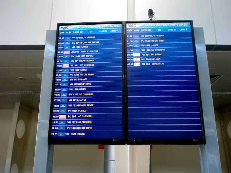 Foto visión en bajo ángulo del cartel informativo en el aeropuerto