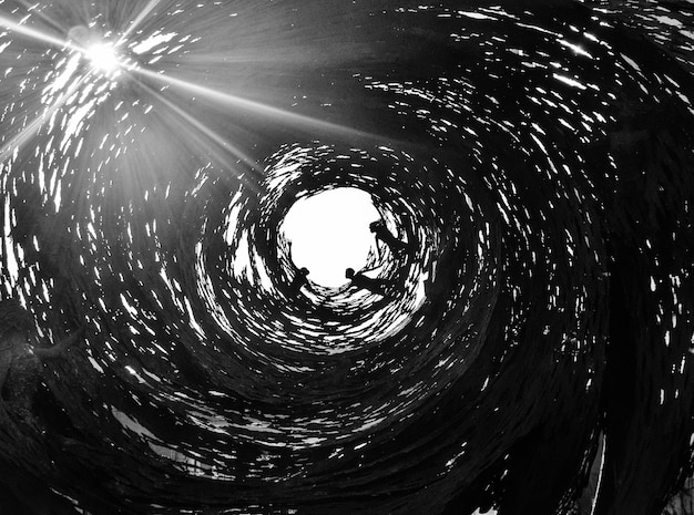 Visión en bajo ángulo de las huellas de luz en el túnel