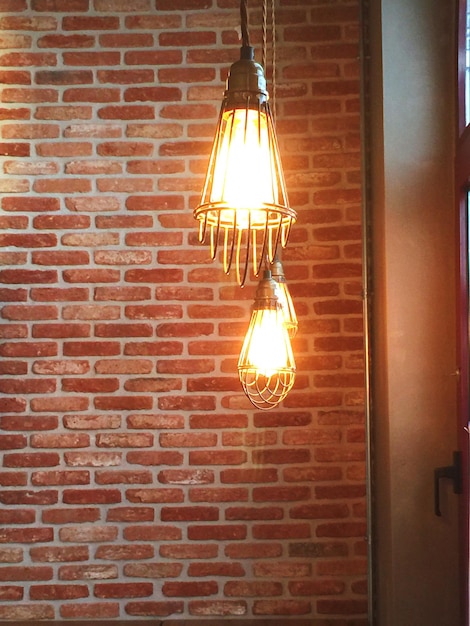 Visión de ángulo bajo de la lámpara iluminada