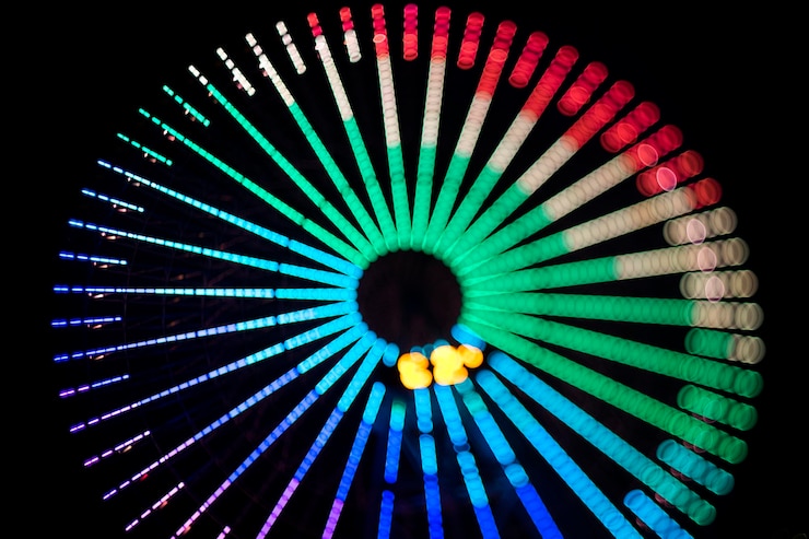Foto visión de ángulo bajo de las luces iluminadas contra un fondo negro
