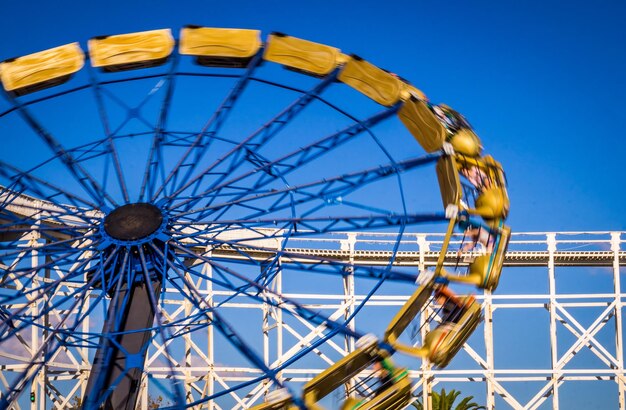 Foto visión de ángulo bajo de la rueda de la ferris contra un cielo azul claro