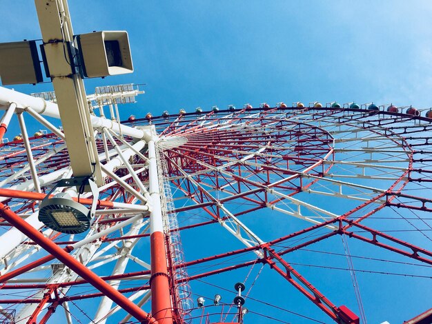 Foto visión de ángulo bajo de la rueda de la ferris contra el cielo azul