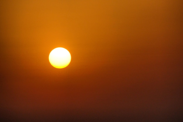 Visión de ángulo bajo del sol durante la puesta de sol
