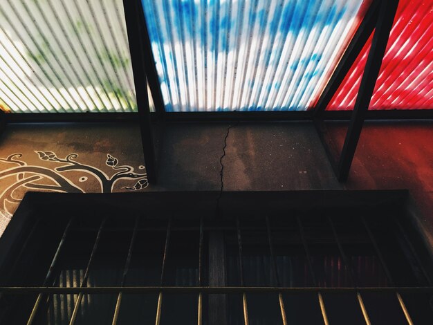 Foto visión en bajo ángulo de la sombra del edificio