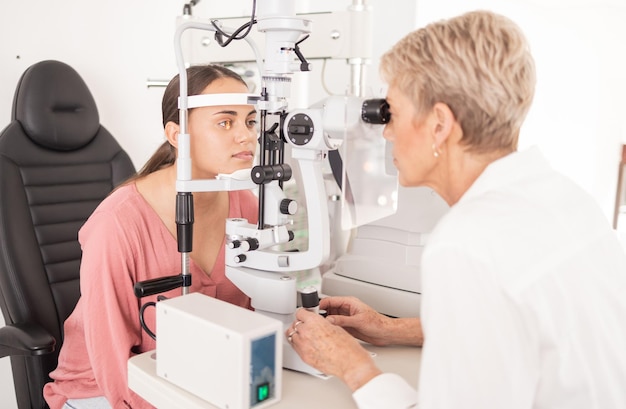 Vision Auge und Test mit Optiker für Brillen Augenpflege und Augen Wellness in der Arztpraxis Augenarzt Augenheilkunde und Gesundheitsoptiker Prüfung für verschreibungspflichtige Brillen und Gesundheit