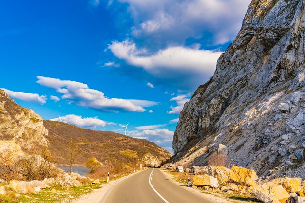 Visión en el camino del Danubio en Djerdap en Serbia