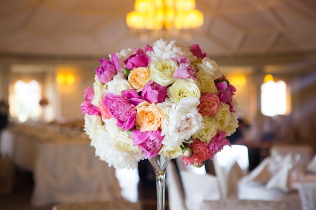 Visión cercana en las decoraciones florales de la boda