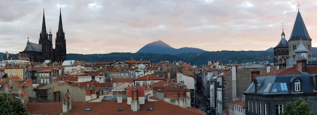 Visión desde la colina a la ciudad de ClermontFerrand situada en el centro de Francia