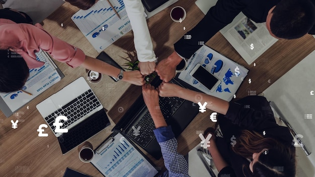 Visión conceptual de la gente de negocios en la reunión de personal corporativo