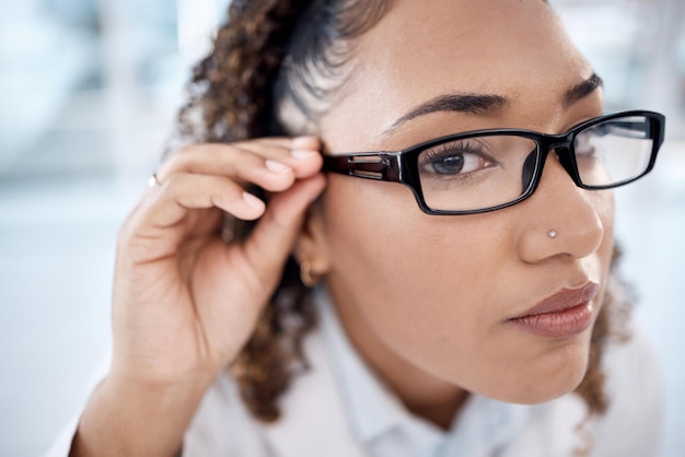 Visión para el cuidado de los ojos y mujer negra con anteojos con marco de diseñador recetado de lentes y cara con optometría Gafas de moda de retrato y oftalmología con atención médica para los ojos para el bienestar