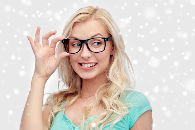 visión, educación y concepto de la gente - feliz mujer joven sonriente o adolescente gafas sobre la nieve