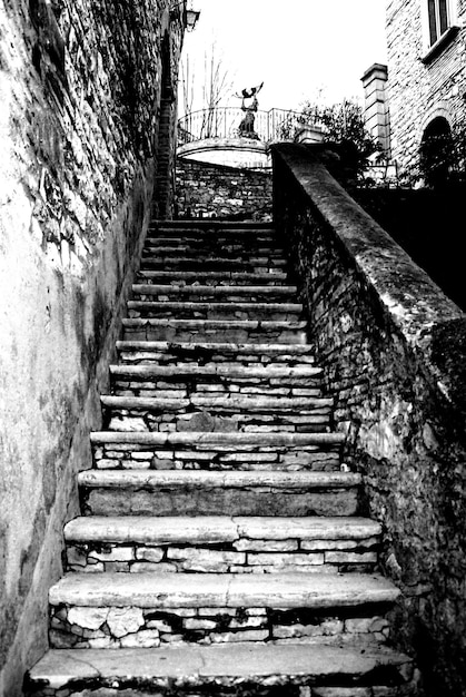 Foto visión de los escalones desde un ángulo bajo