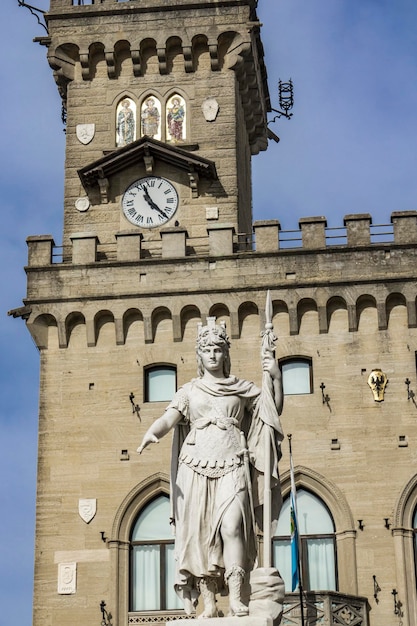 Visión en la estatua de la libertad delante del palacio público en San Marino