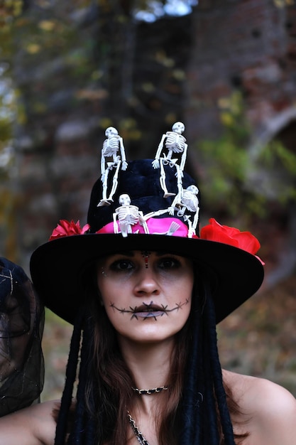 Visión femenina para Halloween Maquillaje mujer en un corsé negro y sombrero de copa